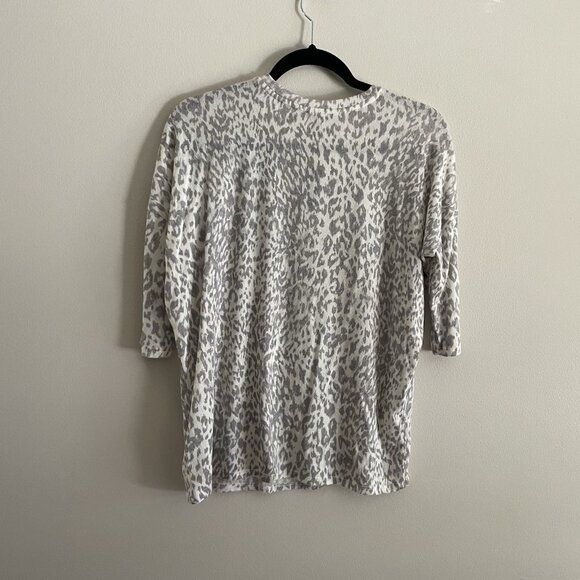 Express Womn S White/Gray Animal Print 1/2 Sleeve V-Neck Lightweight Sweater NWT - Picture 9 of 9